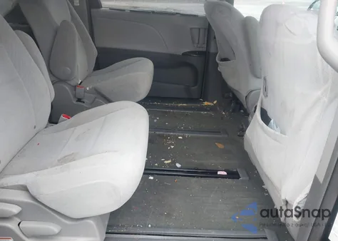 2015 Toyota Sienna Le 7 Passenger z USA, uszkodzony, nr VIN 5TDJK3DC7FS123403